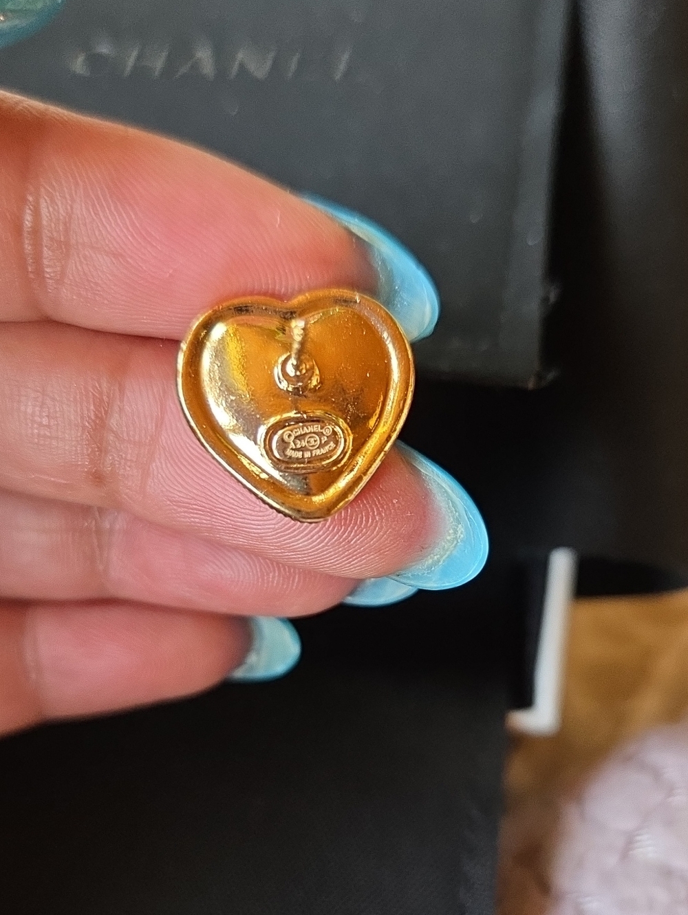 CHANEL Gold-tone Crystal Heart CC Logo Stud Earrings ( Pierced) - Picture 5 of 5